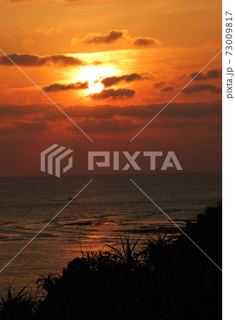 沖縄具志川城跡からの夕日4 沖縄具志川城跡からの夕日4 73009817