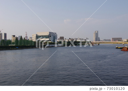 夕焼けの言問橋から見た隅田川 73010120