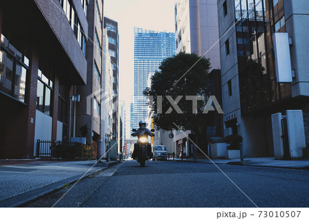 横浜市街をクルーザーバイクでドライブ フィルム風加工の写真素材