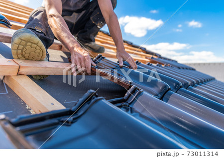 production of roofs from ceramic fired tiles on a family house 73011314