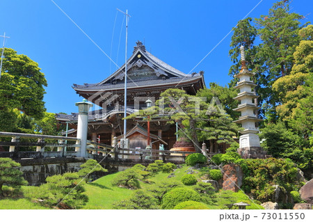 【愛知県】晴天下の豊川稲荷　本殿 73011550