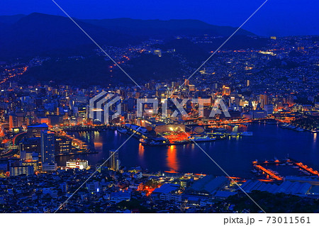 【長崎県】稲佐山山頂展望台から見た長崎夜景 73011561