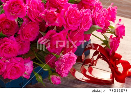 bouquet of pink roses 73011873