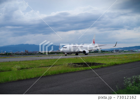 伊丹空港 タキシングする飛行機の写真素材