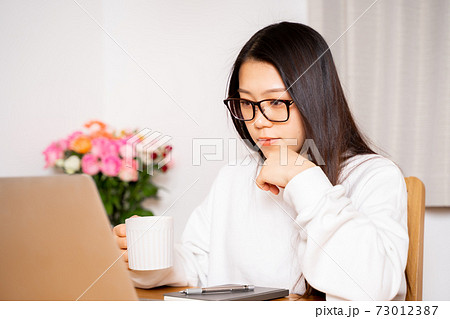 女性　自宅　家　パソコン　オンライン 73012387