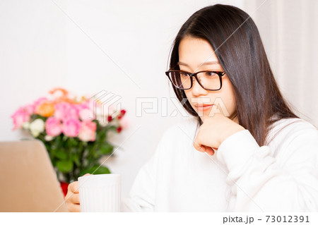 女性　自宅　家　パソコン　オンライン 73012391