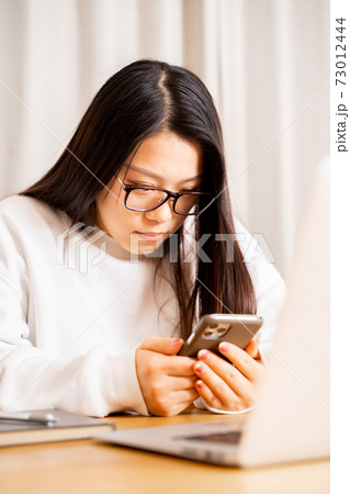 女性　自宅　家　パソコン　オンライン 73012444