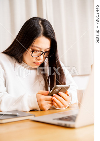 女性　自宅　家　パソコン　オンライン 73012445