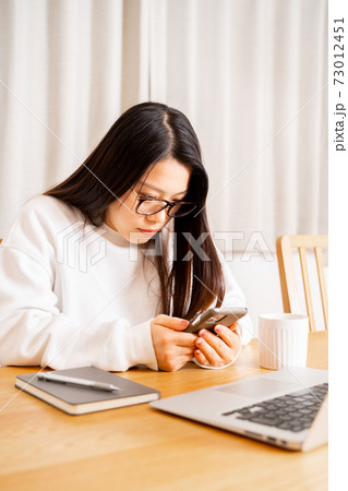 女性　自宅　家　パソコン　オンライン 73012451