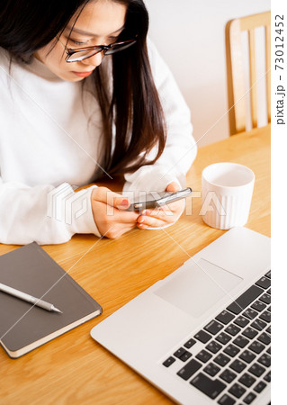 女性　自宅　家　パソコン　オンライン 73012452
