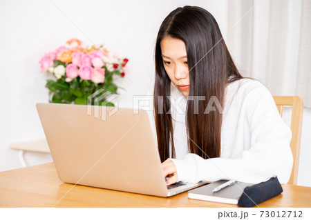 女性　自宅　家　パソコン　オンライン 73012712