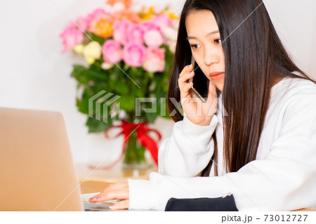 女性　自宅　家　パソコン　オンライン 73012727