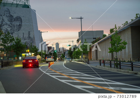 阪急曽根駅周辺の夕暮れの風景・豊中市立文化芸術センター前の街並み 73012789