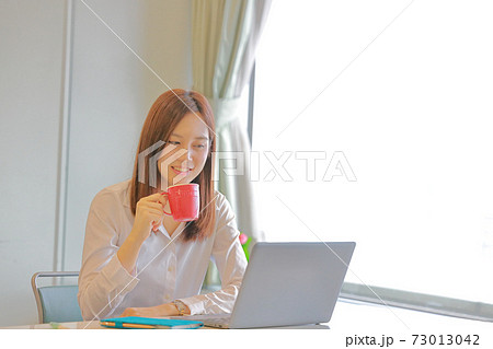 オンライン雑談_コーヒーを飲むビジネスウーマン 73013042