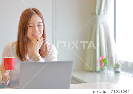 オンライン雑談_あごに手を当てる女性 73013044