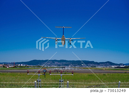 着陸する飛行機と青空の空港・伊丹空港 着陸する飛行機と青空の空港・伊丹空港 73013249