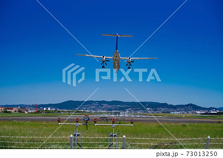 着陸する飛行機と青空の空港・伊丹空港 着陸する飛行機と青空の空港・伊丹空港 73013250