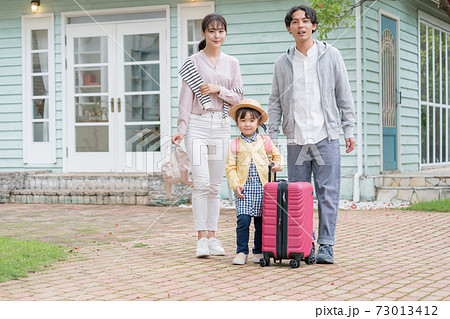 旅行に出かける家族 73013412