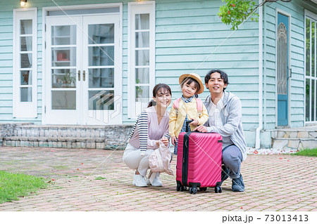 旅行に出かける家族 73013413