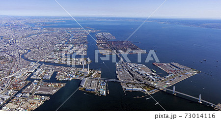 横浜港上空より浮島と東京湾を望む 京浜川崎臨海部工場地帯の写真素材