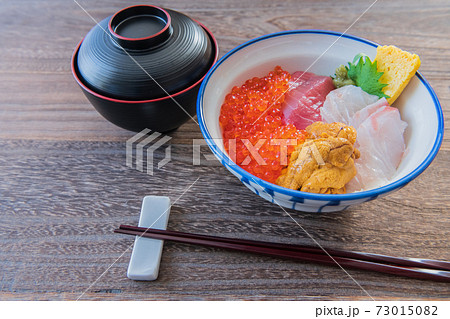 海鮮丼 どんぶり海の幸イメージ素材 73015082