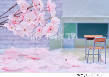 春の別れと出会いの教室 73015568