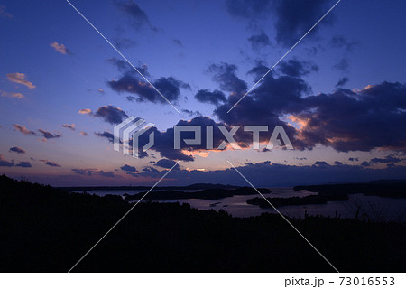 ともやま公園から見た英虞湾の夕景(三重県志摩市) ともやま公園から見た英虞湾の夕景(三重県志摩市) 73016553