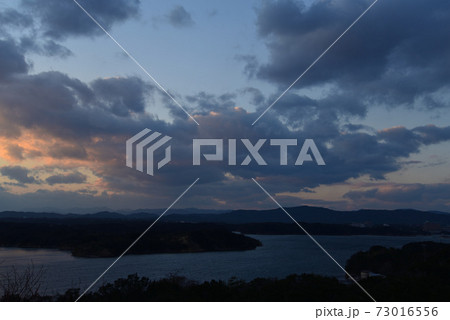 ともやま公園から見た英虞湾の夕景(三重県志摩市) ともやま公園から見た英虞湾の夕景(三重県志摩市) 73016556