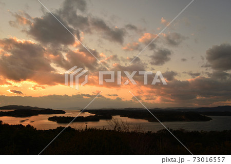 ともやま公園から見た英虞湾の夕景(三重県志摩市) ともやま公園から見た英虞湾の夕景(三重県志摩市) 73016557