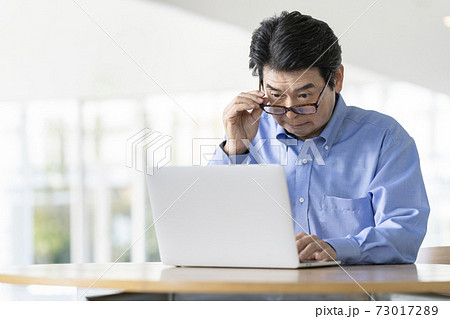 パソコンの画面を見て驚くシニア男性 パソコンの画面を見て驚くシニア男性 73017289