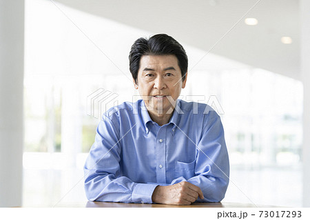 カメラ目線のシニア男性 カメラ目線のシニア男性 73017293