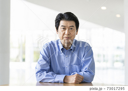カメラ目線の60代男性 カメラ目線の60代男性 73017295