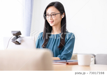 ライフスタイル テレワーク中の女性 ライフスタイル テレワーク中の女性 73017398