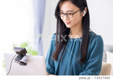 ライフスタイル　テレワーク中の女性 73017402