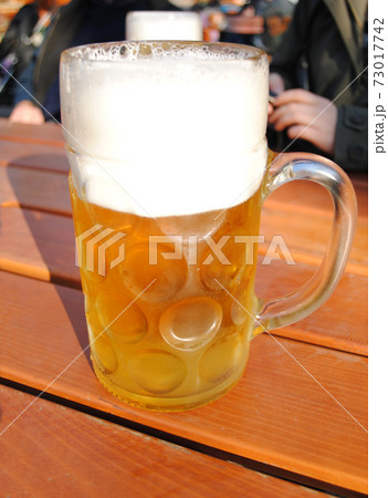 ドイツ・ミュンヘンのビアガーデンで飲むマースジョッキの写真素材 [73017742] - PIXTA