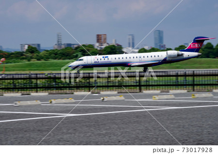 滑走する飛行機 73017928