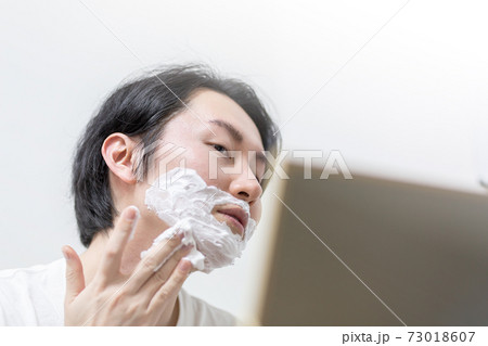 髭剃り　メンズビューティーイメージ  73018607