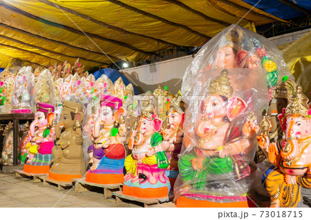 インド_ガネーシャ祭に向けた露天販売 インド_ガネーシャ祭に向けた露天販売 73018715