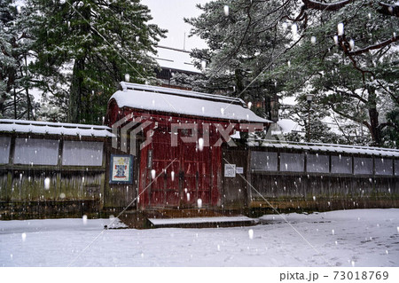 雪景色の成巽閣 73018769