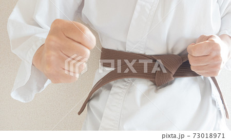 道着でトレーニングする男性格闘家 道着でトレーニングする男性格闘家 73018971