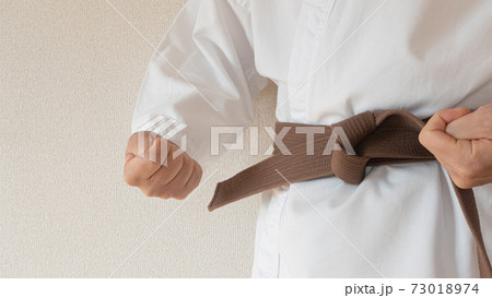 道着でトレーニングする男性格闘家・押忍 道着でトレーニングする男性格闘家・押忍 73018974