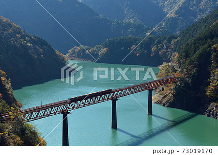 大井川鐵道沿線の旅　紅葉の奥大井湖上駅 73019170