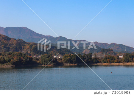 秋の宮ヶ瀬湖(神奈川県清川村) 秋の宮ヶ瀬湖(神奈川県清川村) 73019903