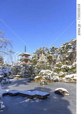仙台　雪の輪王寺庭園 73020018