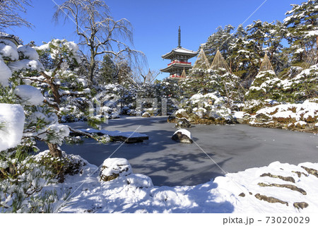 仙台　雪の輪王寺庭園 73020029