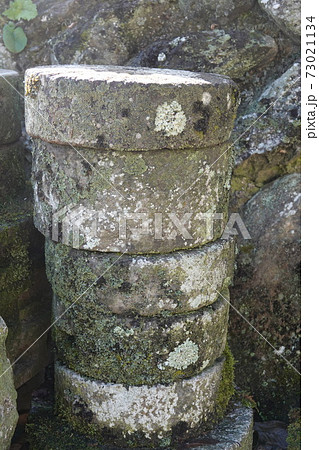 積み重ねられた碾き臼 73021134