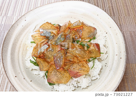家庭的で素朴な自家製の「シマアジの漬け丼」色鉛筆画風 家庭的で素朴な自家製の「シマアジの漬け丼」色鉛筆画風 73021227