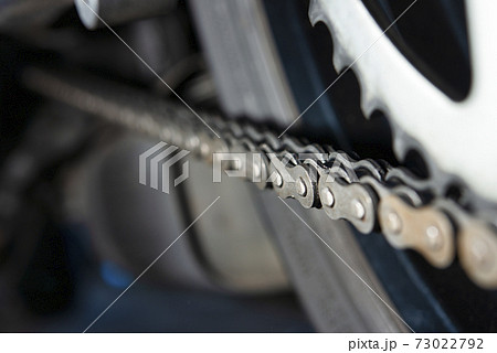 バイクの汚れたチェーンのクローズアップ 73022792