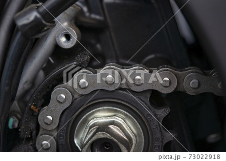 バイクの汚れたスプロケットのクローズアップの写真素材 バイクの汚れたスプロケットのクローズアップの写真素材