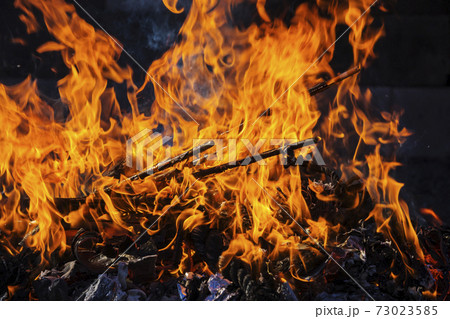 炎　お焚き上げ　火　勢いのある炎 73023585